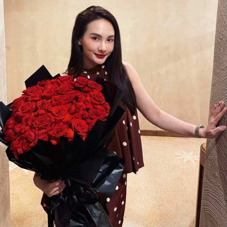 Ảnh sao 18/10: Mai Phương Thuý gợi cảm với mốt khoe nội y - 6