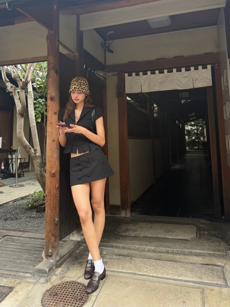 Lisa và bạn trai tin đồn cùng khoe ảnh đi Nhật - 11