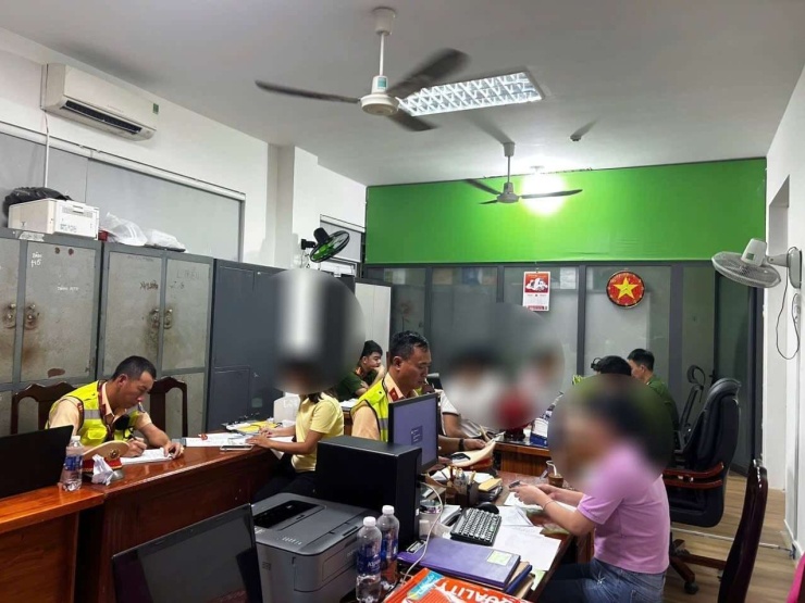 Các đối tượng tại cơ quan công an. Ảnh: CA