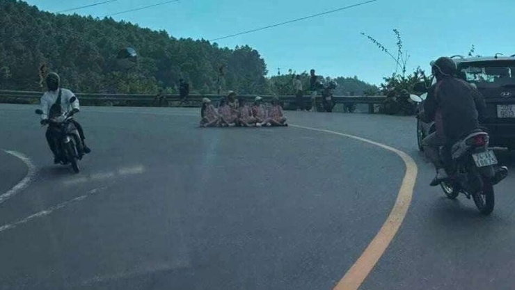 Hình ảnh 6 phụ nữ ngồi giữa lòng đường đèo Hải Vân chụp ảnh. Ảnh: MXH