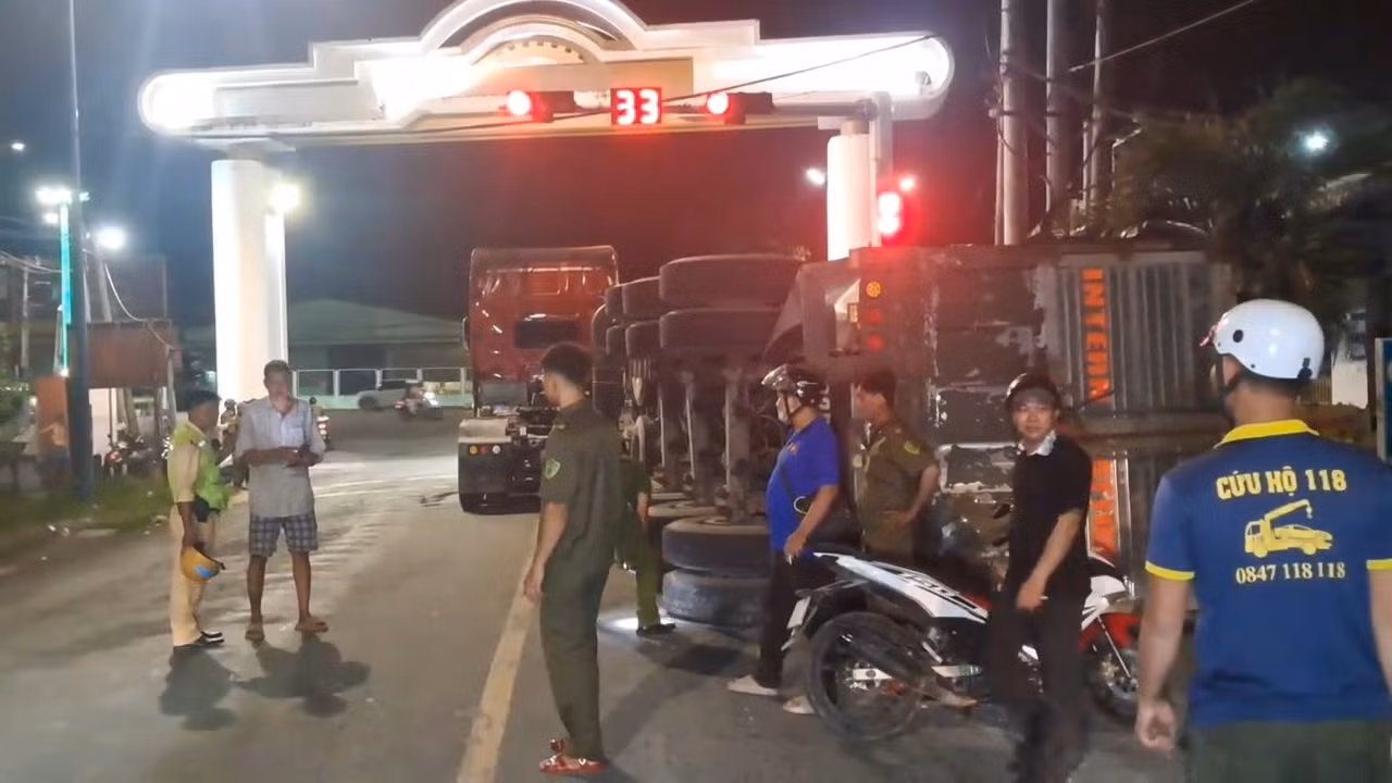 Lật rơ-moóc, hơn 80 tấn thép lăn ra đường