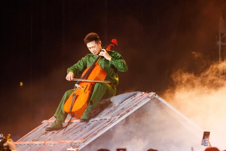 MC Anh Tuấn chơi cello trong tiết mục “Em tôi”.