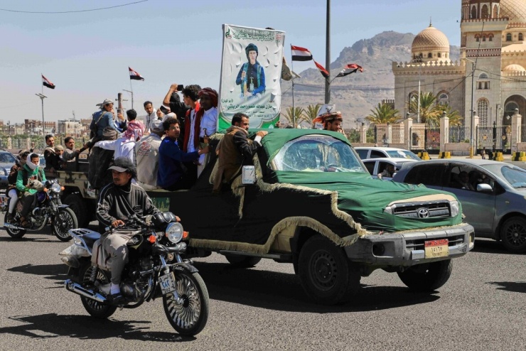 Giao tranh ác liệt tại Yemen, Houthi bắn hạ trực thăng Saudi Arabia - 1