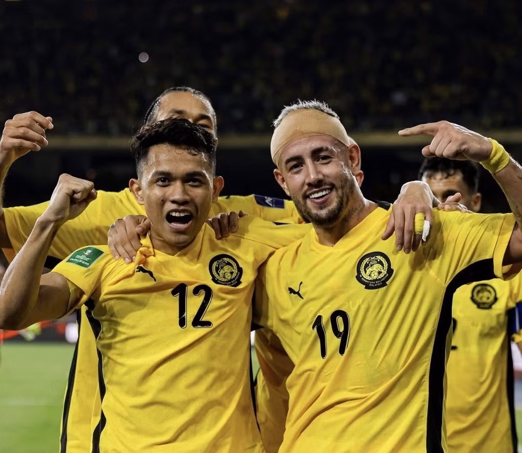 Holgado (19) là 1 trong 7 cầu thủ gian lận