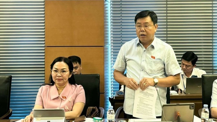 Bộ trưởng Bộ Nội vụ Nguyễn Tiến Hải phát biểu tại phiên thảo luận tổ. Ảnh: Quốc hội