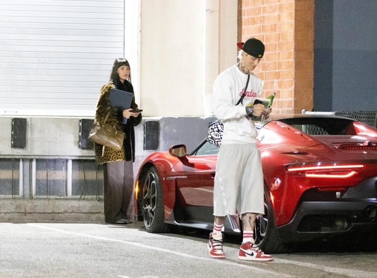 Tình cũ Megan Fox qua đêm tại nhà Dakota Johnson - 2