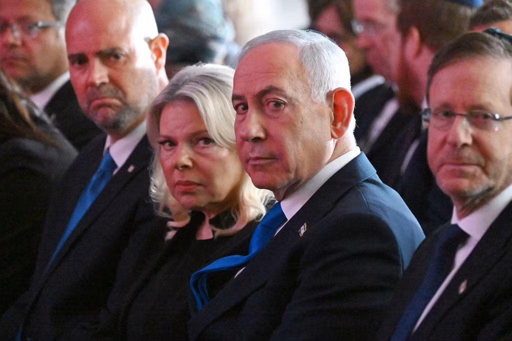 Thủ tướng Israel Benjamin Netanyahu (giữa, bên phải) cùng phu nhân Sara tham dự lễ tưởng niệm các nạn nhân thiệt mạng trong cuộc tấn công của Hamas, ngày 5/10. (Ảnh: AP)
