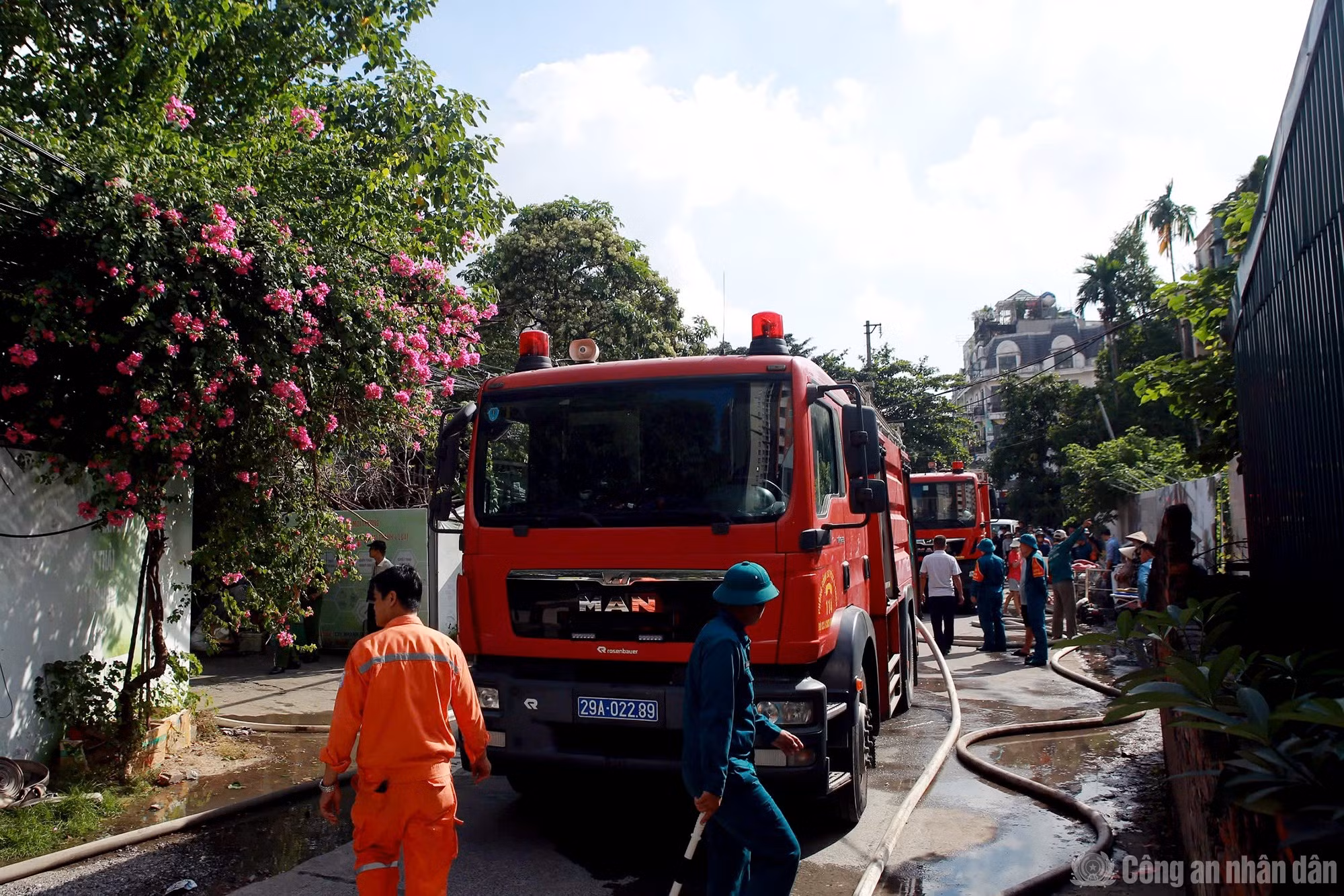 Xe chữa cháy triển khai đến hiện trường.