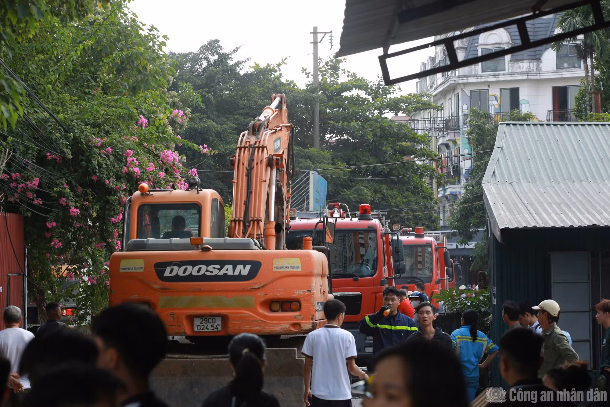 Lực lượng chức năng huy động máy xúc phá dỡ một số hạng mục, phục vụ công tác chữa cháy.