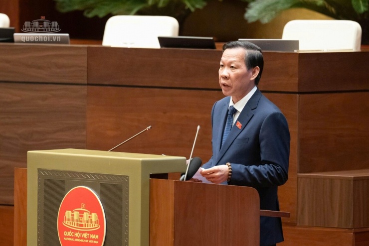 Chủ nhiệm Ủy ban Kinh tế và Tài chính Phan Văn Mãi trình bày báo cáo thẩm tra