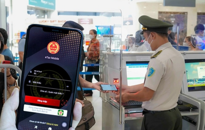 Nhiều người không nợ thuế vẫn bị cấm xuất cảnh. (Ảnh: VOV).