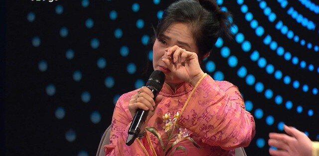 NSƯT Nguyệt Hằng xúc động rơi nước mắt khi kể về mẹ. Ảnh VTV