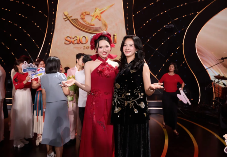 TS. Đỗ Hương Giang, Trưởng khoa Thanh nhạc Trường ĐHSP Nghệ thuật TW, người đã dìu dắt Đoàn Linh suốt 10 năm qua và hiện tiếp tục hướng dẫn cô ở bậc cao học