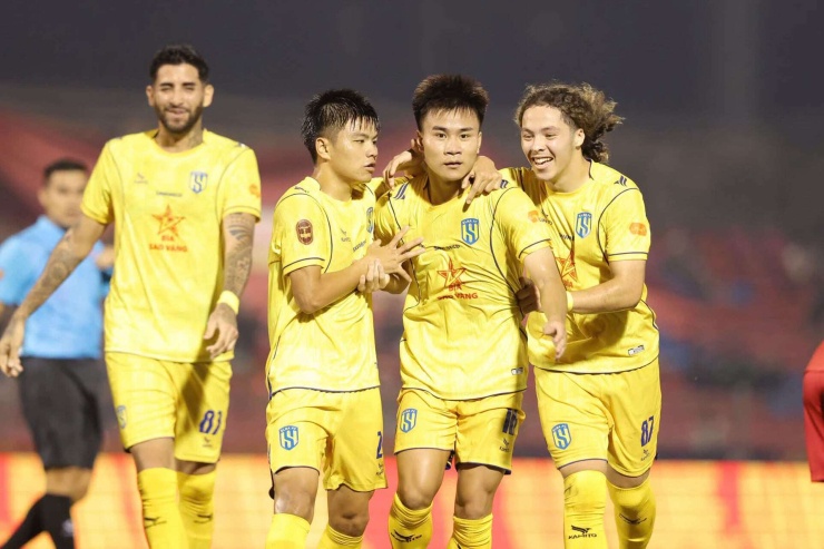 Nguyễn Quang Vinh (thứ 2 từ phải sang) đang đạt phong độ tốt và hoàn toàn có thể được gọi lên ĐT Việt Nam trong thời gian tới. Ảnh: SLNA FC.