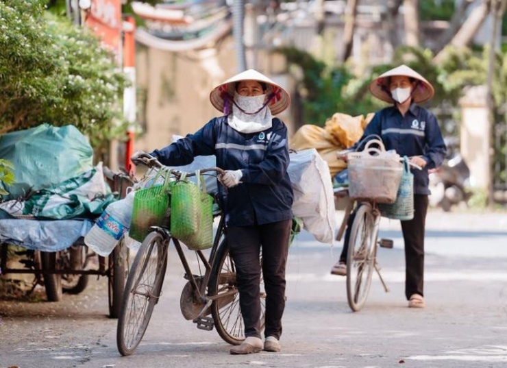 Những người phụ nữ thu gom ve chai đã giúp thu gom hàng chục ngàn tấn rác thải nhựa. Ảnh: Nguyễn Chi