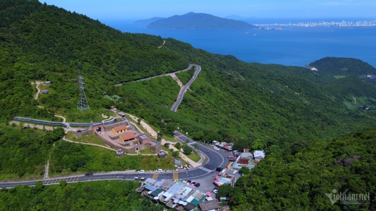  Cao khoảng 500m so với mực nước biển, đường đèo uốn lượn, một bên là núi, một bên là biển. Ảnh: Hồ Giáp