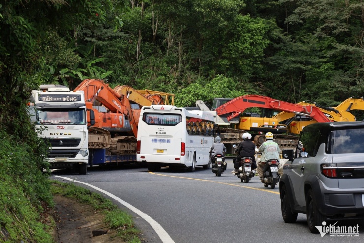 Mỗi ngày, rất đông xe tải trọng lớn và xe máy lưu thông qua đèo. Ảnh: Hồ Giáp
