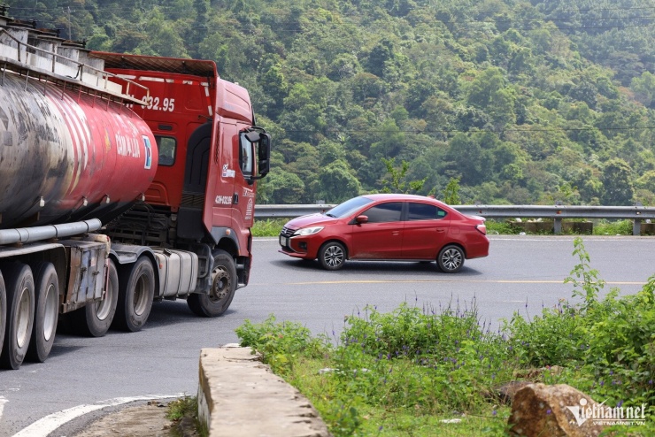 Mỗi khi vào cua, tài xế phải tập trung cao độ, bởi chỉ một phút lơ là, sơ suất nhỏ cũng có thể dẫn đến tai nạn. Ảnh: Hồ Giáp