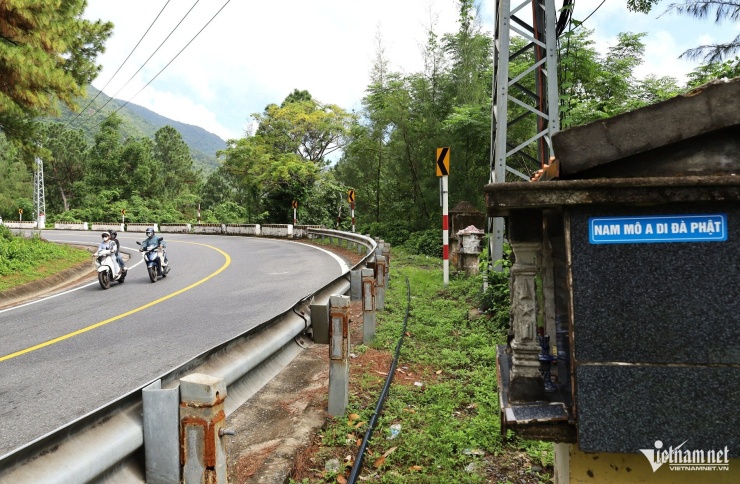 Dọc tuyến đèo, không khó để bắt gặp những am thờ ven đường, như lời nhắc về những hiểm nguy trên cung đường này và sự thận trọng cần có mỗi khi cầm lái. Ảnh: Hồ Giáp