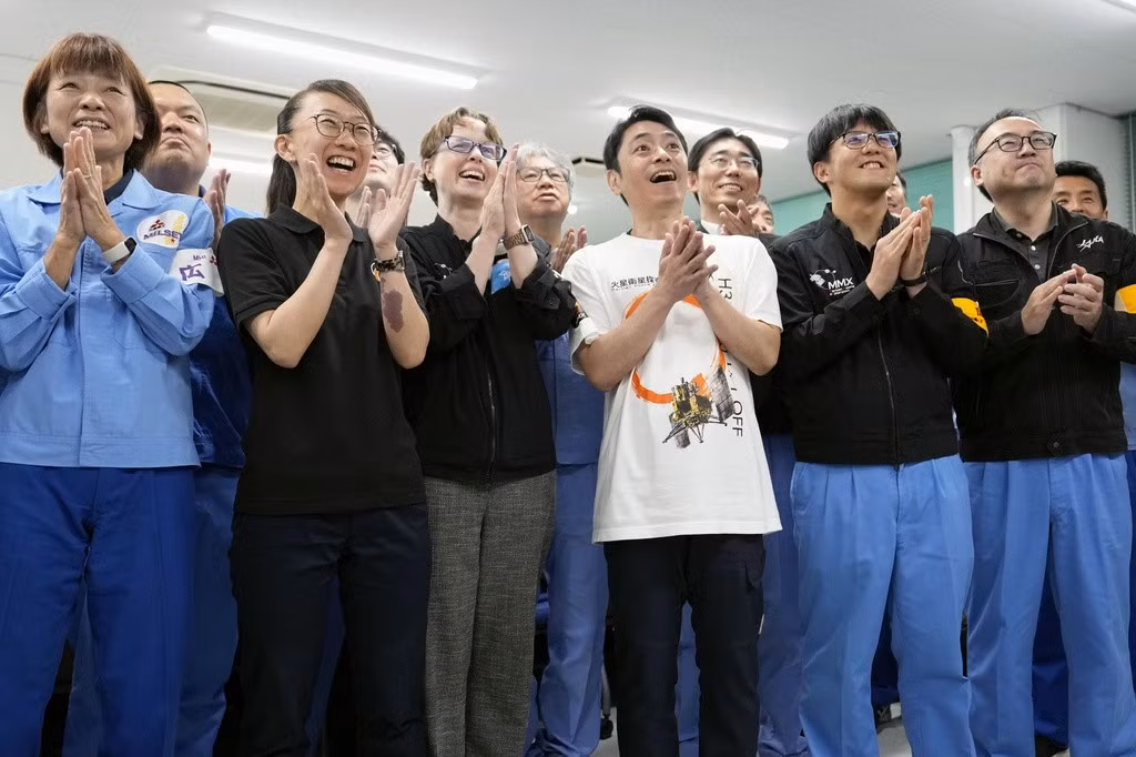 Đội thực hiện dự án vỡ oà khi con tàu được phóng thành công. (Ảnh: AP)