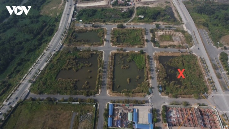 Lô đất đánh dấu X từng được công ty con thuộc Tập đoàn Tân Hoàng Minh trúng đấu giá hơn 2,4 tỷ đồng/m2 rồi bỏ cọc (Ảnh: Duy Phương)