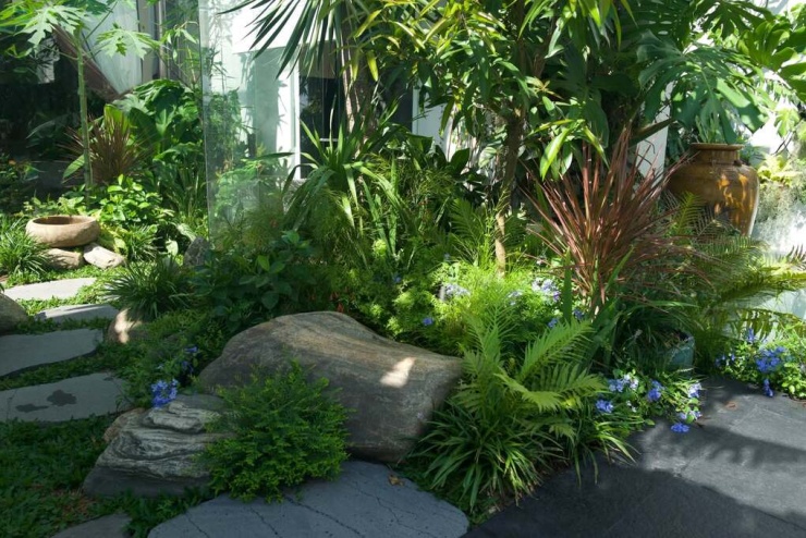 Vốn yêu thiên nhiên, Hồng Nhung nói không thể sống thiếu cây xanh. Dù nhà nhỏ hay bé, cô cũng dành một chút không gian để trồng cây, làm tiểu cảnh. Ở tổ ấm hiện tại của ca sĩ, các loại hoa, cây trang trí và ăn quả được trồng xen kẽ để tạo nên tổng thể nhiều tầng lớp, làm tăng tính thẩm mỹ của khu vườn.