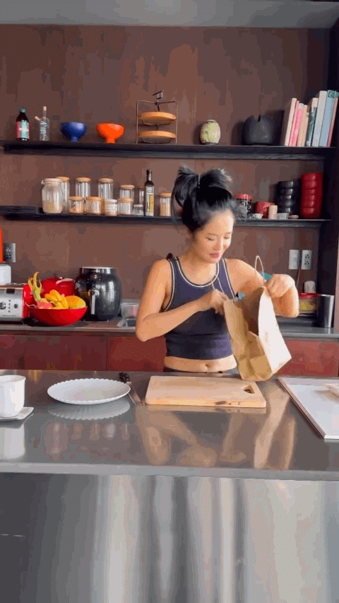 Hồng Nhung diện bikini, làm một việc cần thiết cho sức khỏe ở ban công penthouse 650m2 - 9