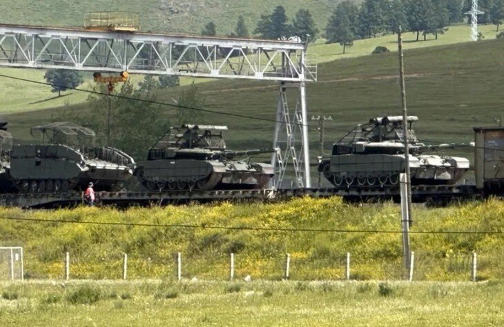 Xe tăng T-80BVM. (Ảnh: DB)