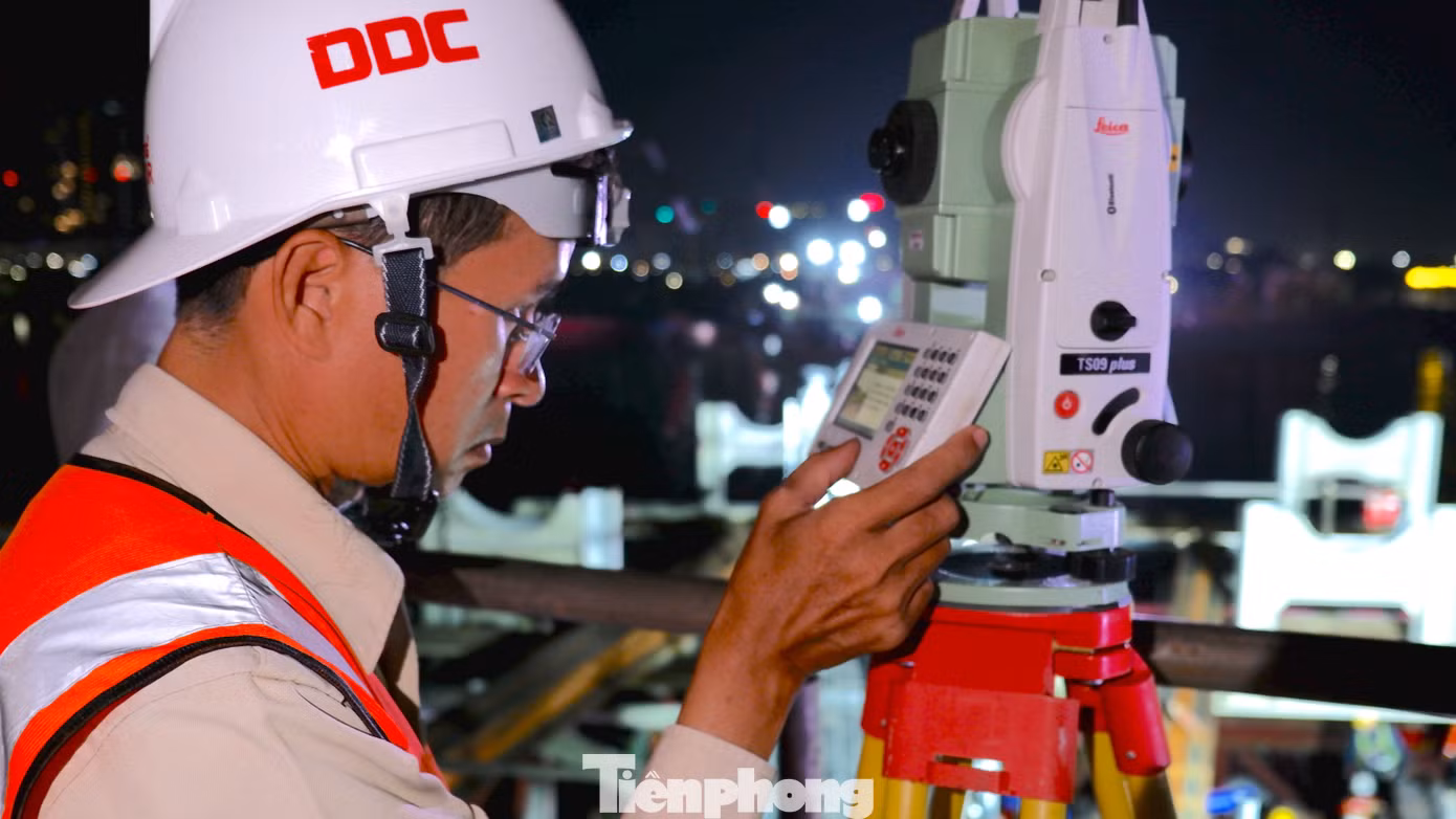 Việc xoay ngang sà lan để di chuyển vào vị trí lắp đặt được tính toán tỉ mỉ. Ảnh: Hữu Huy