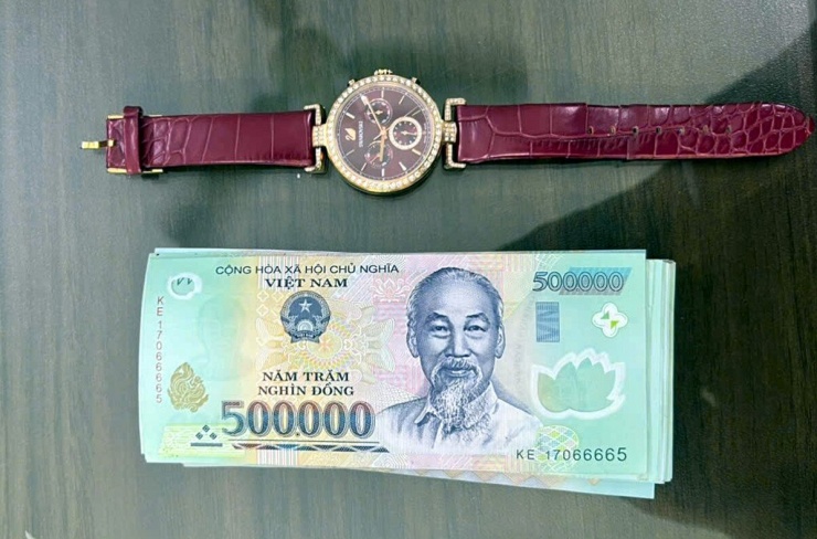 Hình ảnh đồng hồ đeo tay nhãn hiệu Swarovski kèm theo tập tiền mệnh giá 500.000 đồng. Ảnh: CACC