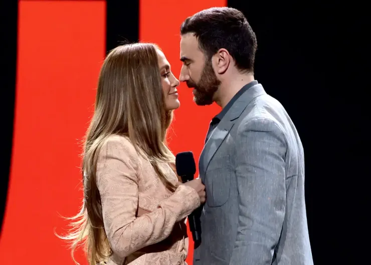 Jennifer Lopez và Brett Goldstein. Ảnh: Netflix/ Instagram J.Lo