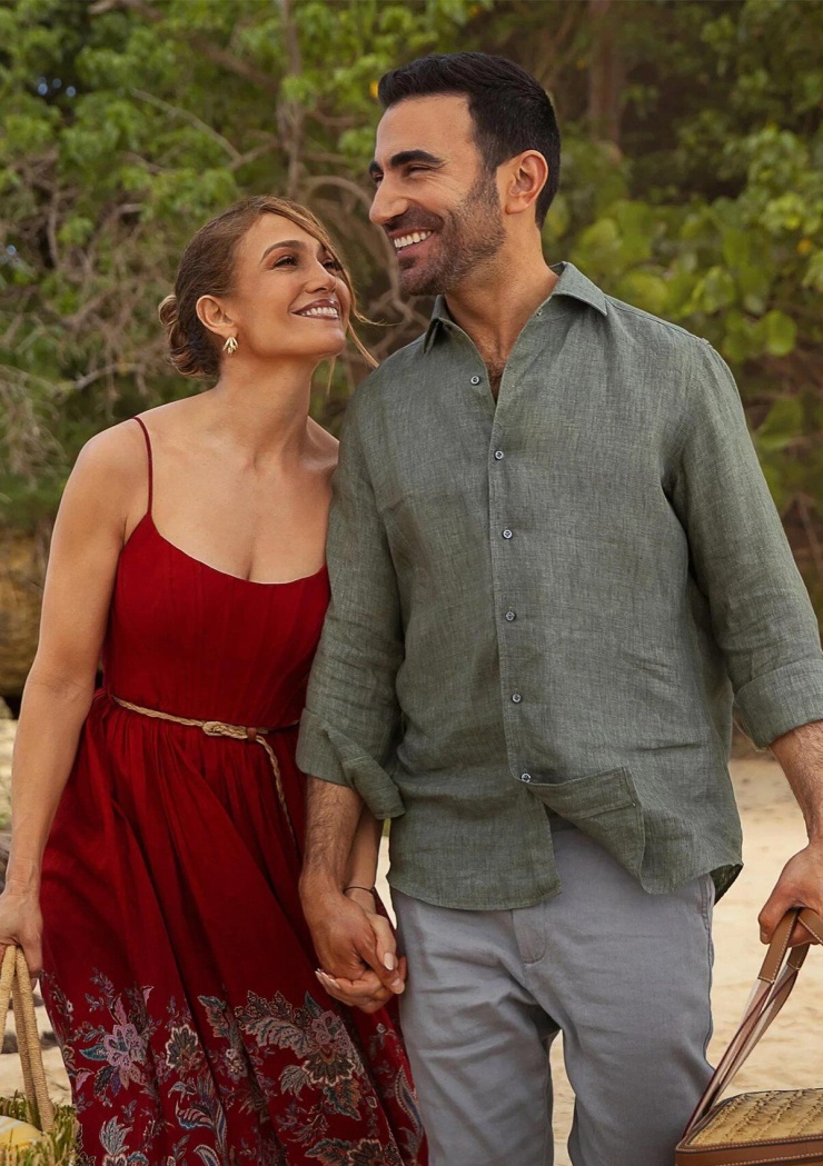 J.Lo và Goldstein trong phim Office Romance. Ảnh: Netflix
