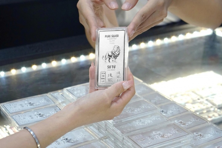 Giá bạc trong nước giảm nhẹ và bạc thế giới đi ngang