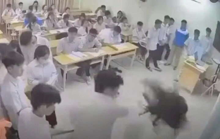 Nam sinh lao lên đánh cô giáo ngay trong lớp học (Ảnh cắt từ clip)