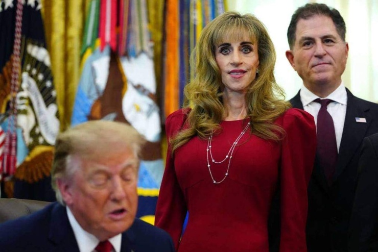 Vợ chồng Michael và Susan Dell nghe Tổng thống Donald Trump phát biểu tại Phòng Bầu dục, Nhà Trắng, Washington, ngày 7/10. Ảnh: AP