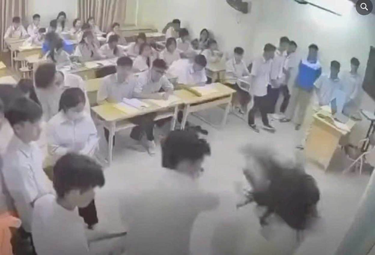 Hình ảnh nam sinh hành hung cô giáo ngay trên lớp học - (ảnh cắt từ clip).