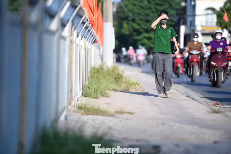 Vào những ngày nắng, người đi đường ít có bóng cây để trú chân. Với người di chuyển bằng xe máy hoặc đi bộ qua khu vực, việc thiếu bóng mát khiến hành trình ngoài trời kém dễ chịu hơn.