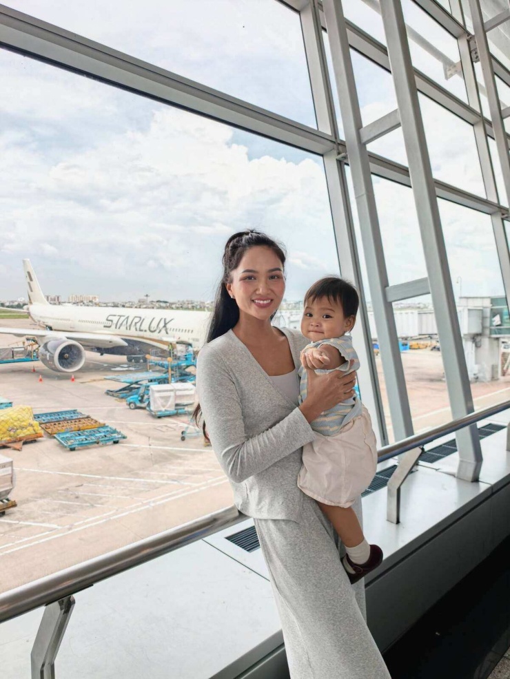 Con gái H'Hen Niê cười tít mắt trong chuyến du lịch châu Âu đầu đời - 1