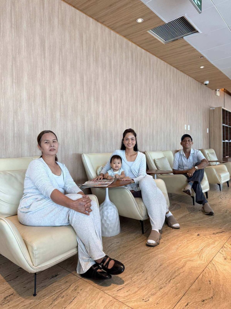 Con gái H'Hen Niê cười tít mắt trong chuyến du lịch châu Âu đầu đời - 2