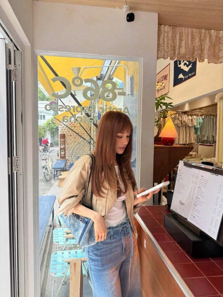 Ảnh sao 22/10: Mai Phương Thúy quấn khăn thay áo khoe eo phẳng - 3