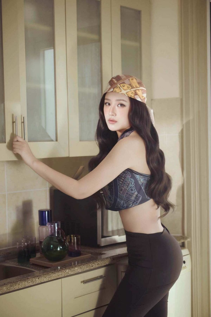 Ảnh sao 22/10: Mai Phương Thúy quấn khăn thay áo khoe eo phẳng - 5