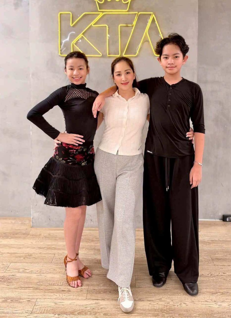Ảnh sao 22/10: Mai Phương Thúy quấn khăn thay áo khoe eo phẳng - 7