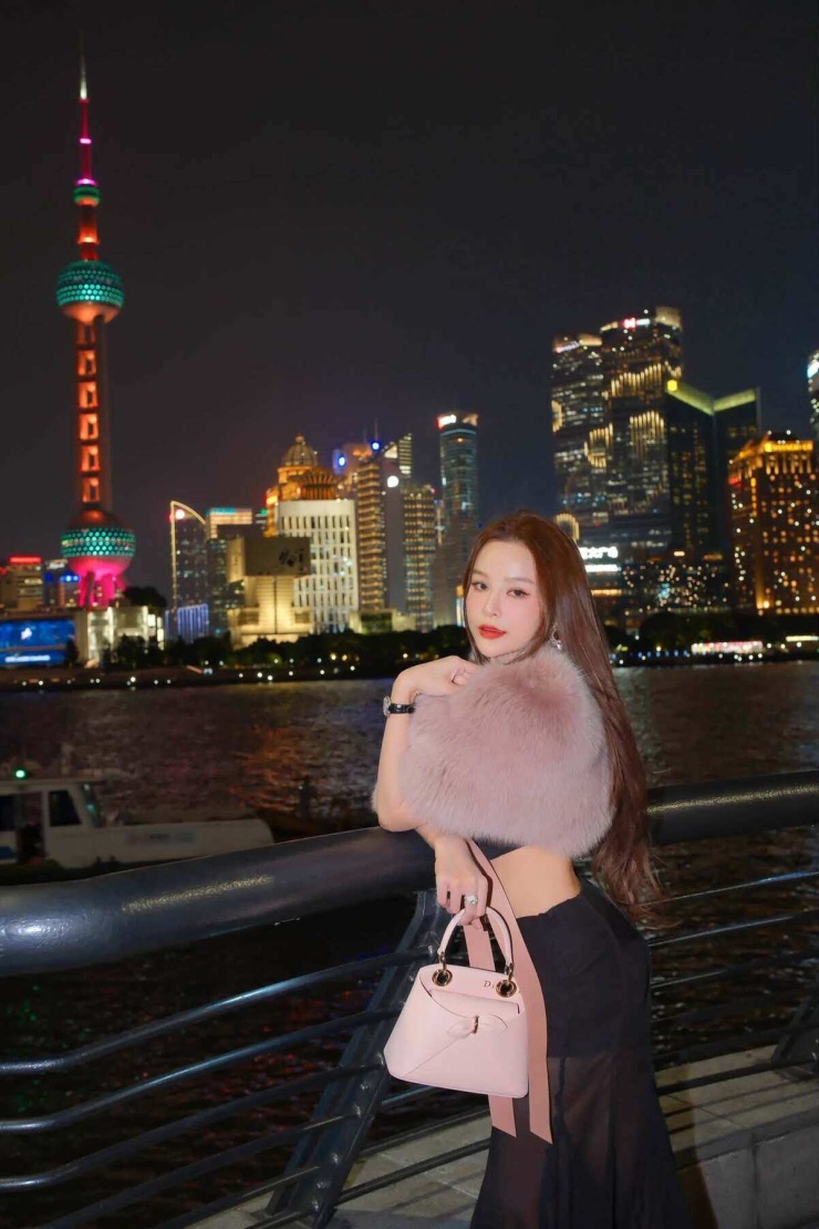 Ảnh sao 22/10: Mai Phương Thúy quấn khăn thay áo khoe eo phẳng - 6