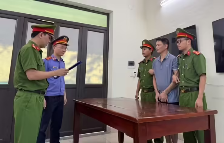 Bùi Văn Tuấn tại cơ quan công an.