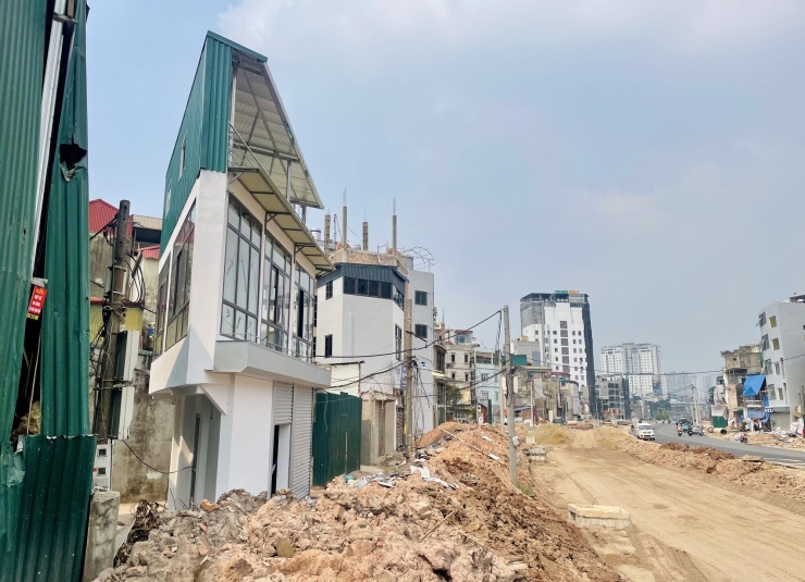 Một căn hộ lẻ loi ở đường vành đai 2.5 và con ngõ, qua phường Khương Đình, Hà Nội. Ảnh: Quỳnh Dương