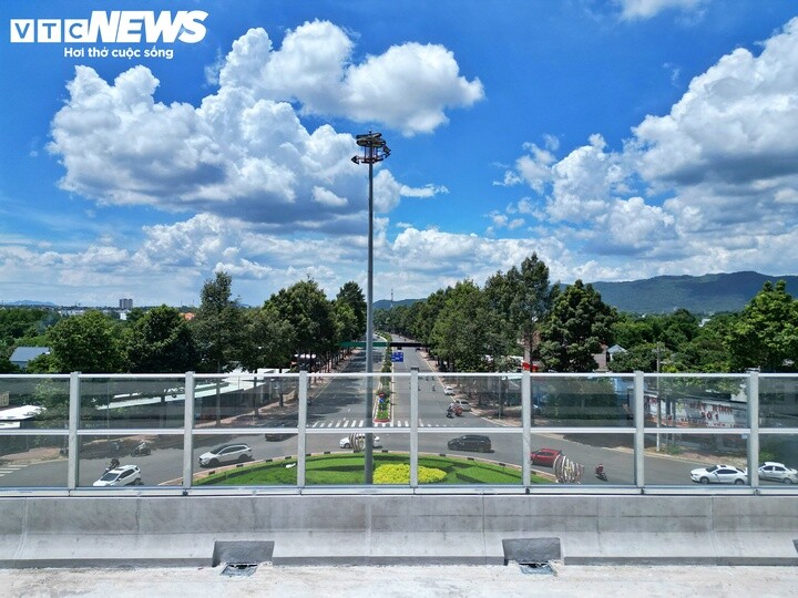 Cách nút giao với quốc lộ 56 khoảng 1 km, khu vực vòng xoay Hùng Vương - Nguyễn Văn Cừ - ĐT 25 cũng đã hoàn thiện lắp đặt kính chống ồn. Đây là một trong những hạng mục được triển khai trên tuyến đường nhằm hạn chế tiếng ồn từ hoạt động giao thông đối với khu vực xung quanh.