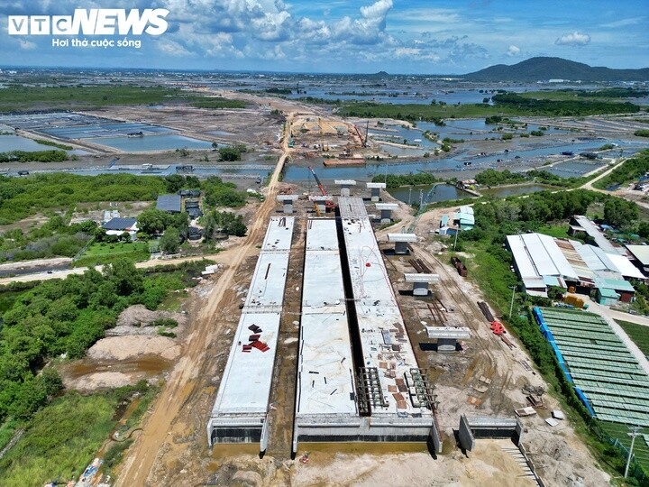 Hạng mục cầu Cây Khế bắc qua một nhánh sông đổ ra Cửa Lấp đang được các nhà thầu thi công mặt cầu và các trụ cầu phía phường Phước Thắng. Trên tuyến, cầu Cỏ May 3 được thiết kế với kết cấu vòm thép cách điệu như cánh diều.
