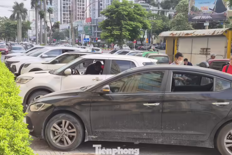8 ô tô đậu trước chung cư T&amp;T Victoria bị đập vỡ kính, lục lọi tài sản sáng 19/10.