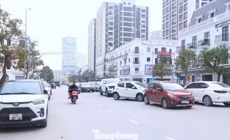 Ô tô đậu giữa lòng đường ở phường Thành Vinh.