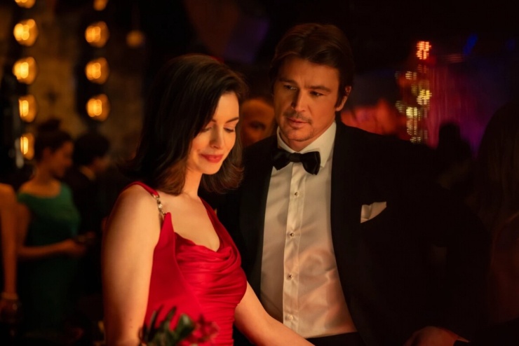 Anne Hathaway xuất hiện với hình tượng người phụ nữ bí ẩn, nắm giữ những bí mật xoay quanh gia đình Crawford. (Ảnh: Amazon MGM Studios)